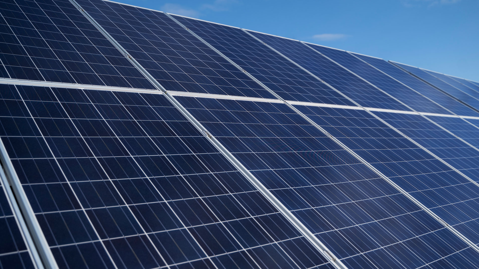 Sabia que pode vender o excedente de energia gerado pelos seus painéis fotovoltaicos?