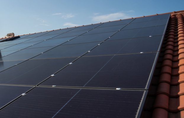 Painéis solares com ou sem bateria: qual solução faz mais sentido?
