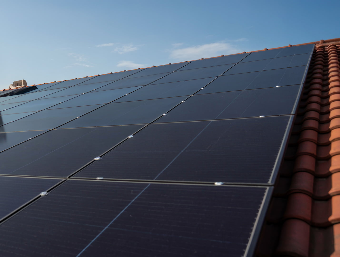 Painéis solares com ou sem bateria: qual solução faz mais sentido?